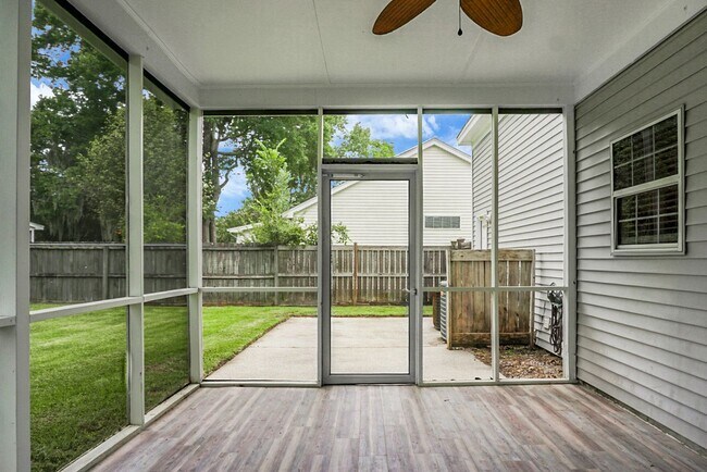 Building Photo - Gorgeous, 2 story, 4 BR, 2.5 BA Home with Fenced Yard near Magnolia Gardens