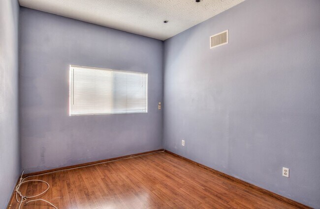 Building Photo - 4546 E Blue Jay Ave