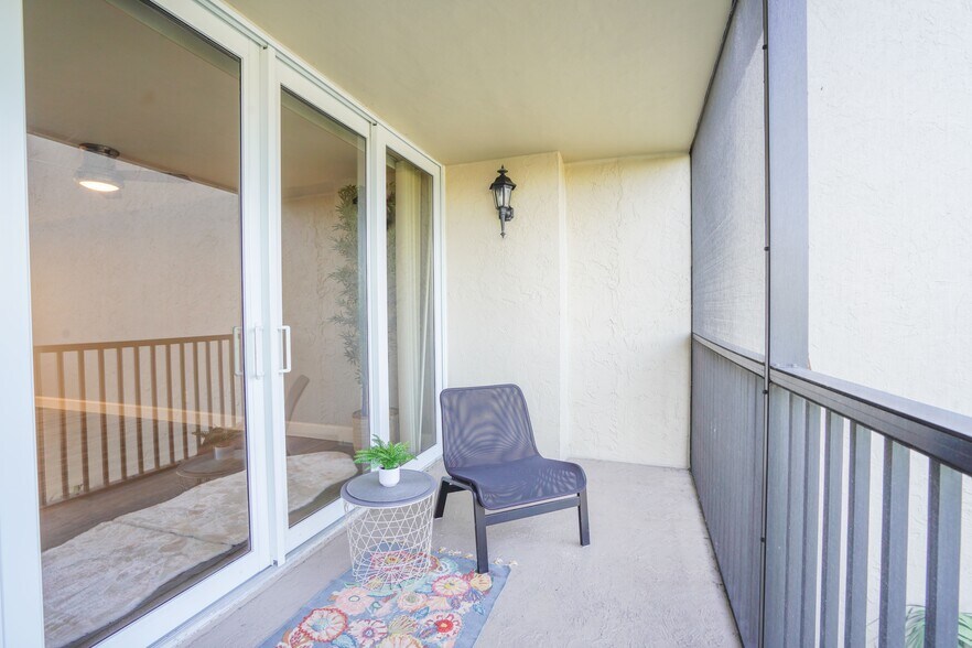 Building Photo - 7 Royal Palm Way