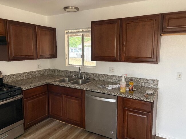 Building Photo - 4 BEDROOM 2 BATH HOUSE FOR RENT IN HEMET CA