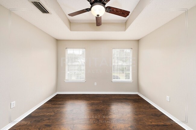 Building Photo - Gorgeous 3 Bed 2 Bath Brick Cottage on Corner Lot