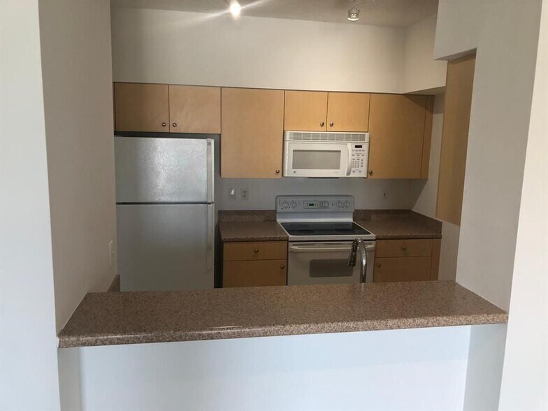 Building Photo - 616 Clearwater Park Rd