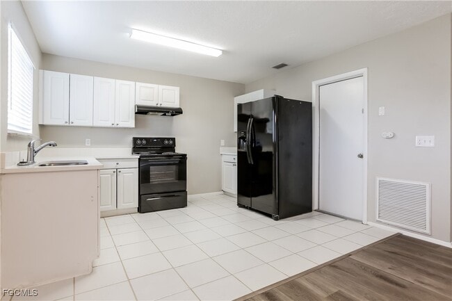 Building Photo - 7509 Mesa St