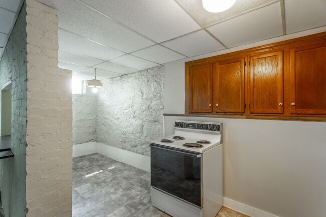 Building Photo - 321-325 Pine Ridge Road