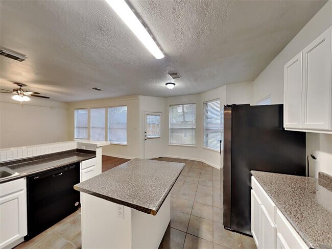 Building Photo - 21027 Deauville Dr