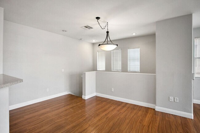 Building Photo - 2 Bed, Den, 1 Car Garage, Gated Northwest Condo