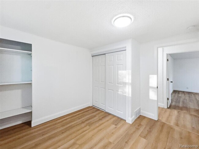 Building Photo - 2124 Bernice Ave