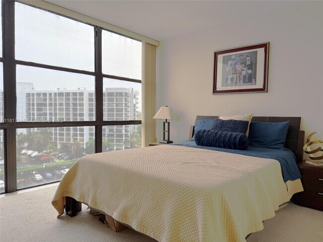 Building Photo - 800 Parkview Dr