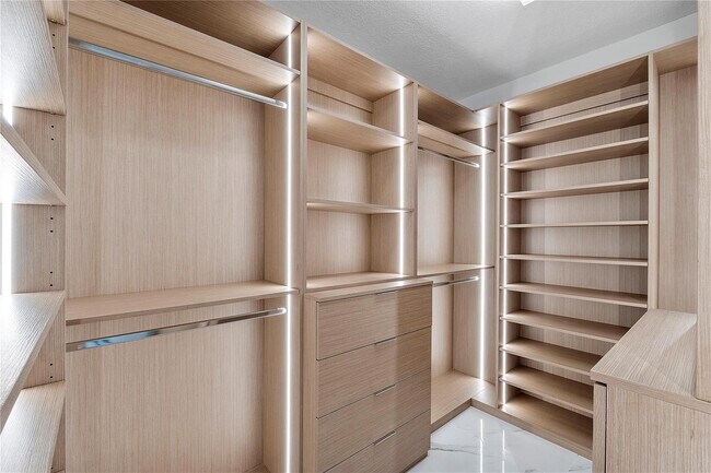 Building Photo - 410 Sabal Way