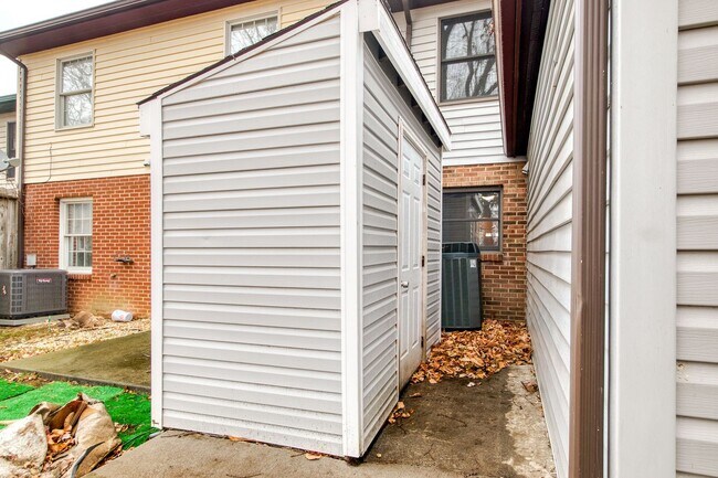 Building Photo - 3 bed/2 1/2 Bath.  Pet Friendly.  Easy access to I81/US460