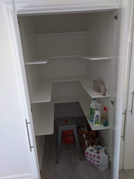 Building Photo - 2442 Granville Ave