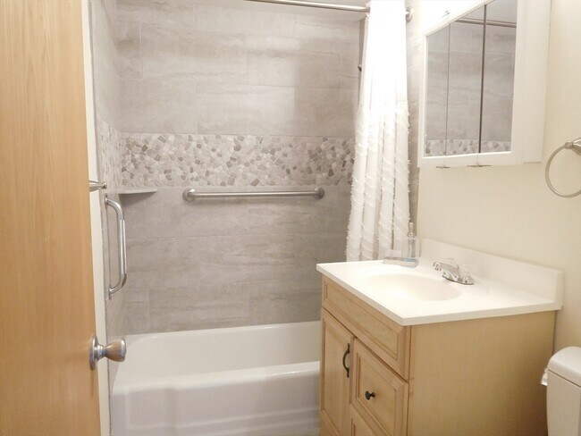 Building Photo - 135 Scranton Ave