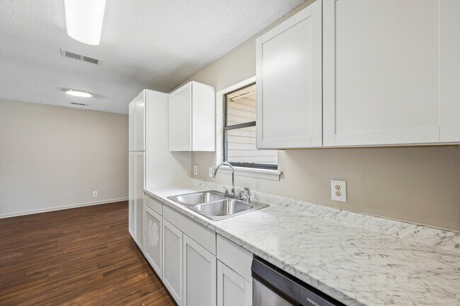 Building Photo - 117 Pinedale Dr
