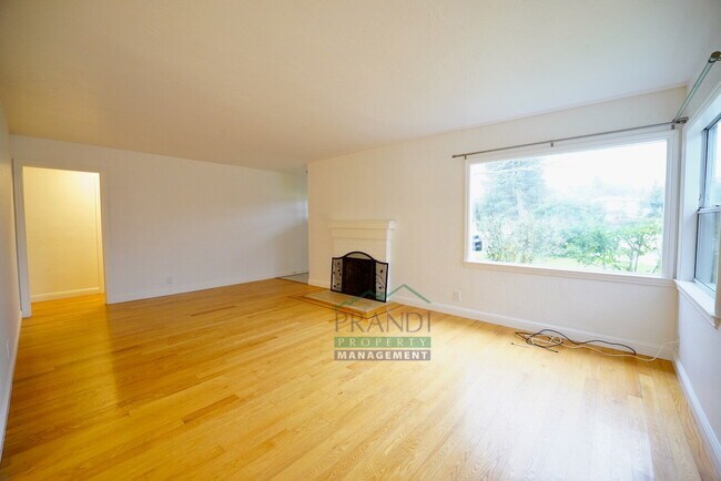 Building Photo - Beautiful Novato home with a bonus room in the backyard!