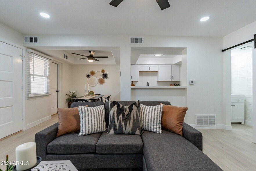 Building Photo - 8103 E Glenrosa Ave