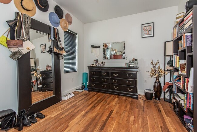 Building Photo - 4048 Walsh St