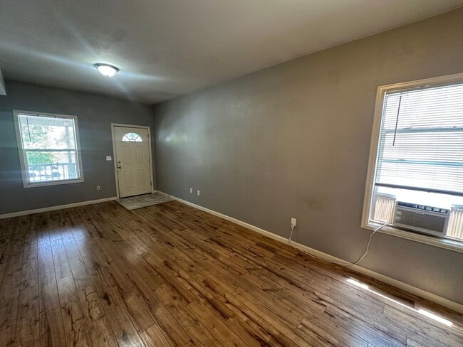 Building Photo - Updated 3-bed 1-bath upper home in Sunnyside with clean finishes and a fresh contemporary feel!