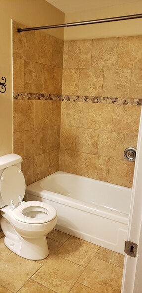 2nd bathroom with tub &amp; shower. - 4103 Willow Green Drive