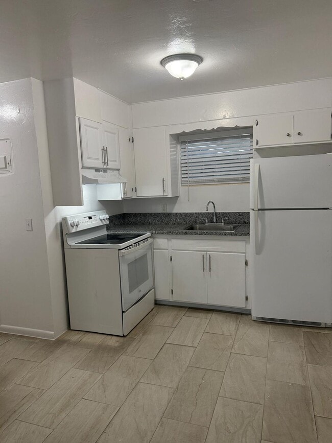 Building Photo - 732 S J St