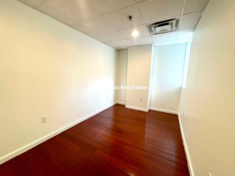 Building Photo - 72 Kneeland St