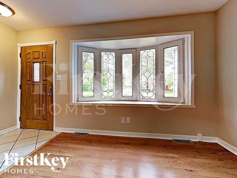 Building Photo - 786 N Shore Dr