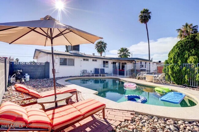 Building Photo - 1648 W Grovers Ave