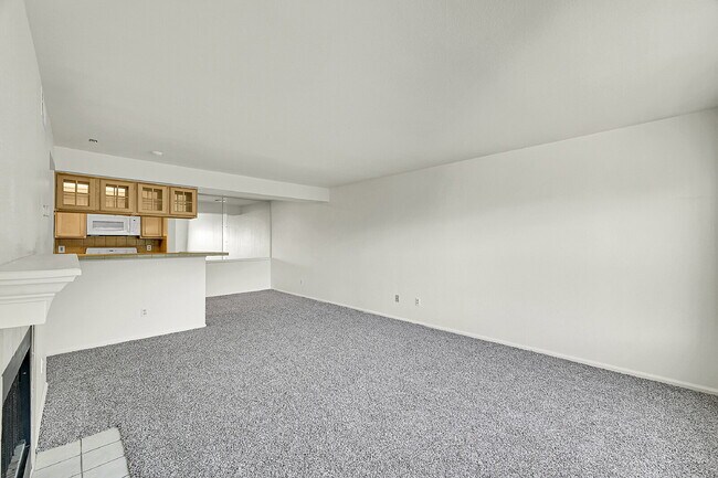 Building Photo - $1,395.95 with $300 off the first month's rent, 1 Bed, 1 Bath Condo in Englewood with Cozy Firepl...