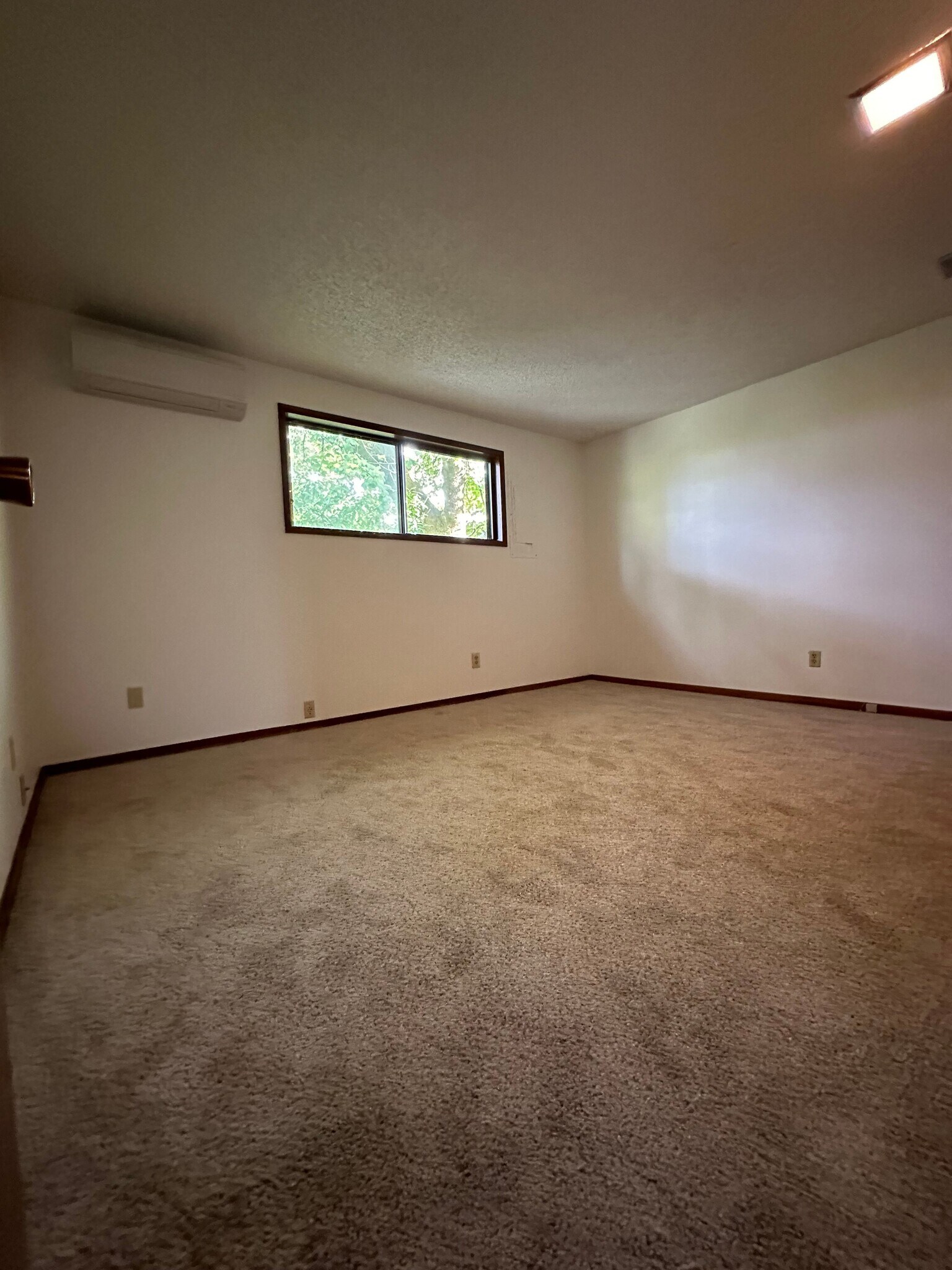 Building Photo - 7150 SE Thorburn St