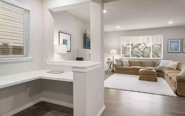 Building Photo - Gorgeous home with 4 Bedroom and 2.5 Bathroom