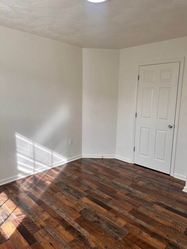 Building Photo - 4 Bedroom 2 Bath Apartment 2nd Floor