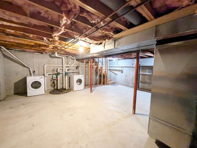 Building Photo - Stunning 2BR Townhome with Private Deck