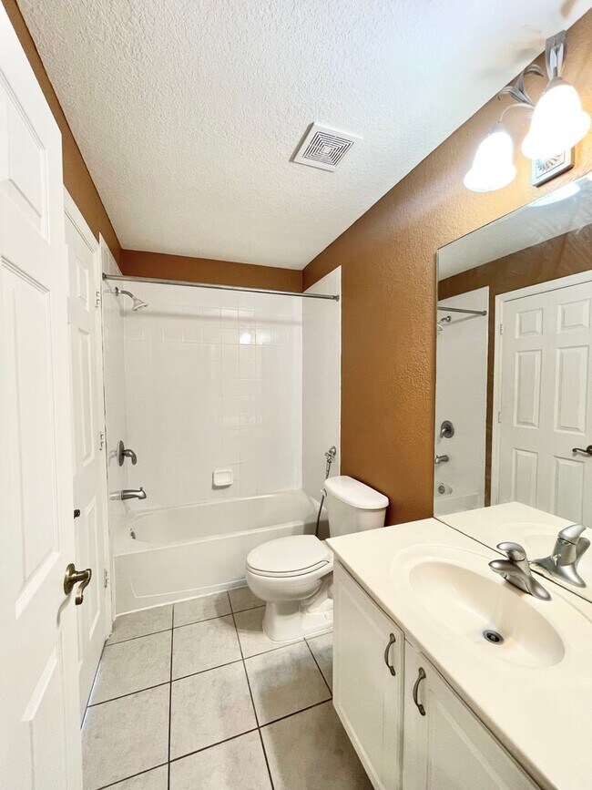 Building Photo - $1,690 2 BED / 2.5 BATH - 2 Story Townhouse