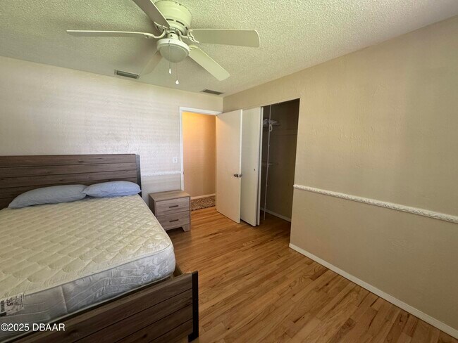 Building Photo - 730 Lindenwood Cir E
