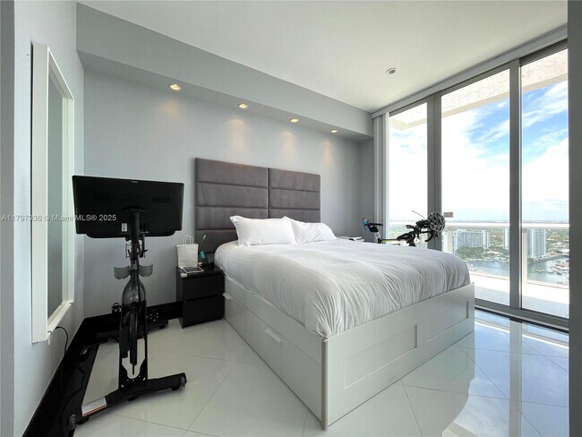 Building Photo - 2600 E Hallandale Beach Blvd