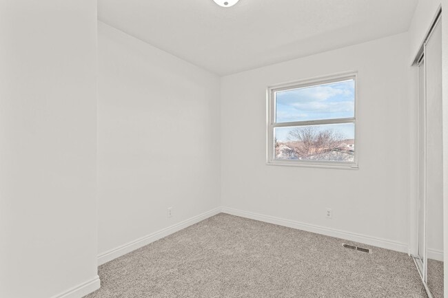 Building Photo - Spacious 4 Bedroom Home in Quiet Orem Neighborhood