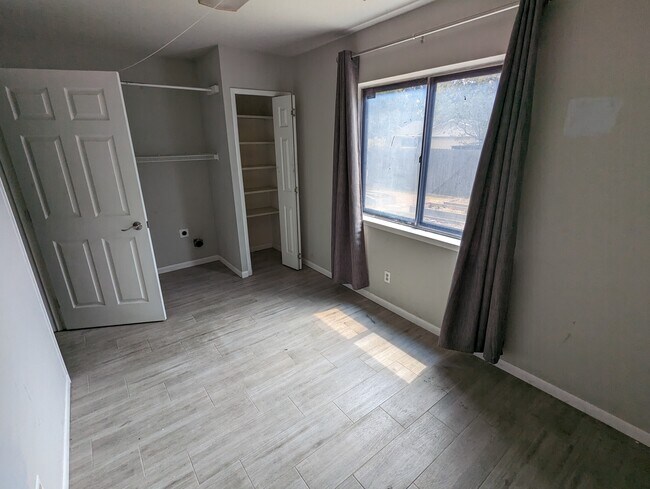 Building Photo - 944 Mossvine Dr