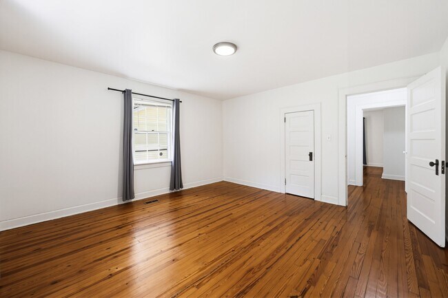 Building Photo - 910 Iredell St