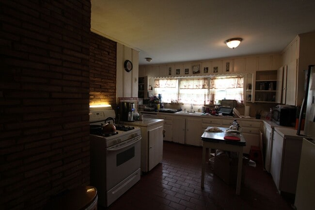 Building Photo - Coming Soon! Spacious 4 Bedroom 2 Bath Home!