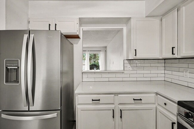 Building Photo - Spacious 2 Bed 2.5 Bath with a finished basement in the heart of Bear Creek