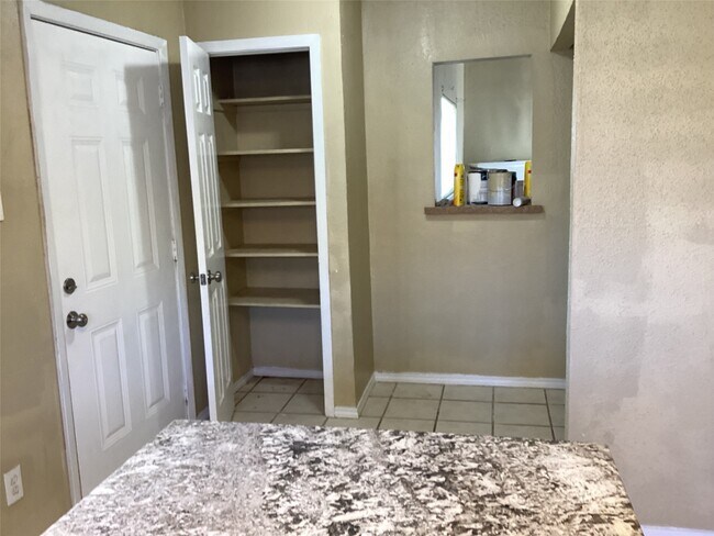 Building Photo - 15831 Bazelbriar Ln