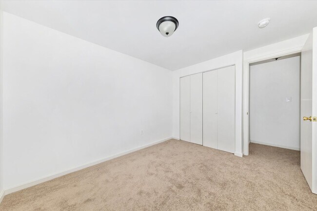 Building Photo - Churchill Town Rental