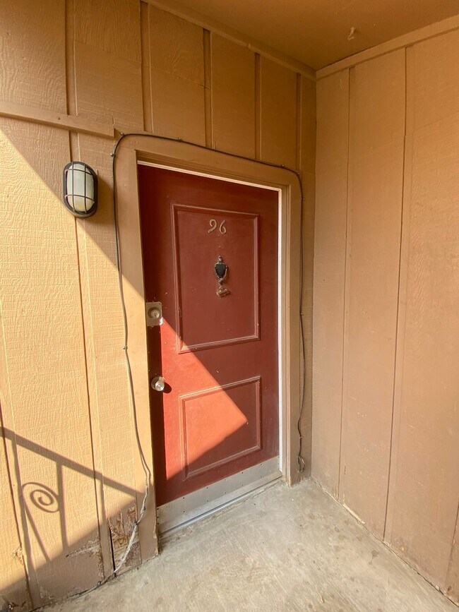 Building Photo - Spacious 1 BED 1 BATH