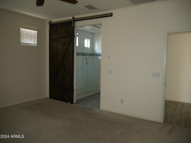 Building Photo - 10035 W Robin Ln