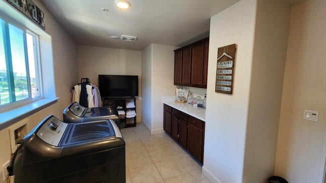 Building Photo - 1280 Palermo Dr