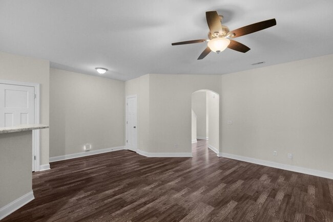 Building Photo - Townhouse For Rent! Rebated Application Fe...