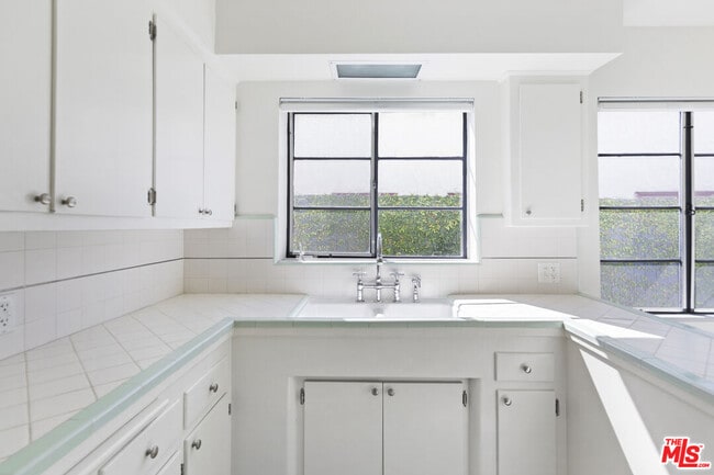 Building Photo - 1031 S Tremaine Ave