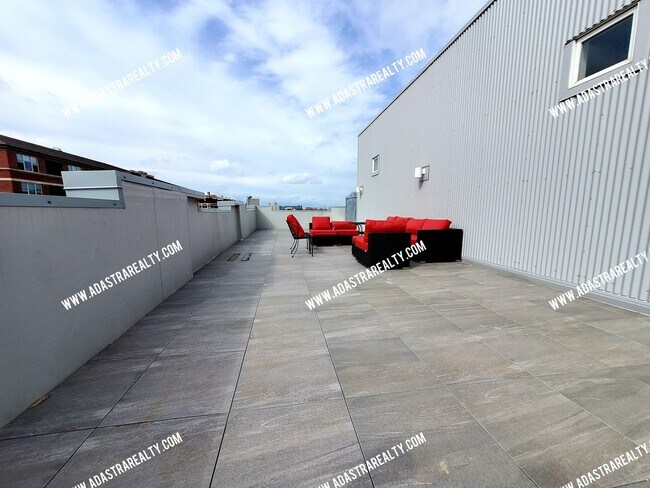 Building Photo - 3001 Gillham Rd