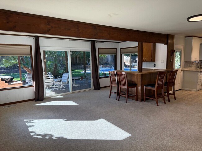 Building Photo - Desirable St Francis Neighborhood