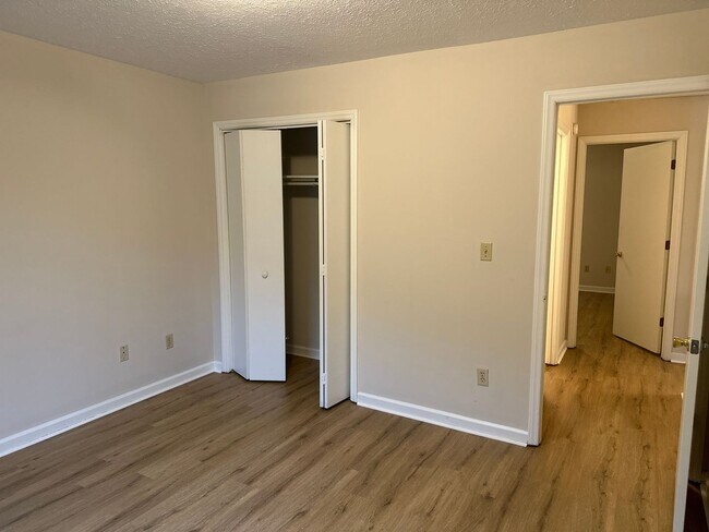 Building Photo - Townhouse