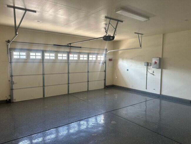 Building Photo - $500.00 off first full months if possessio...